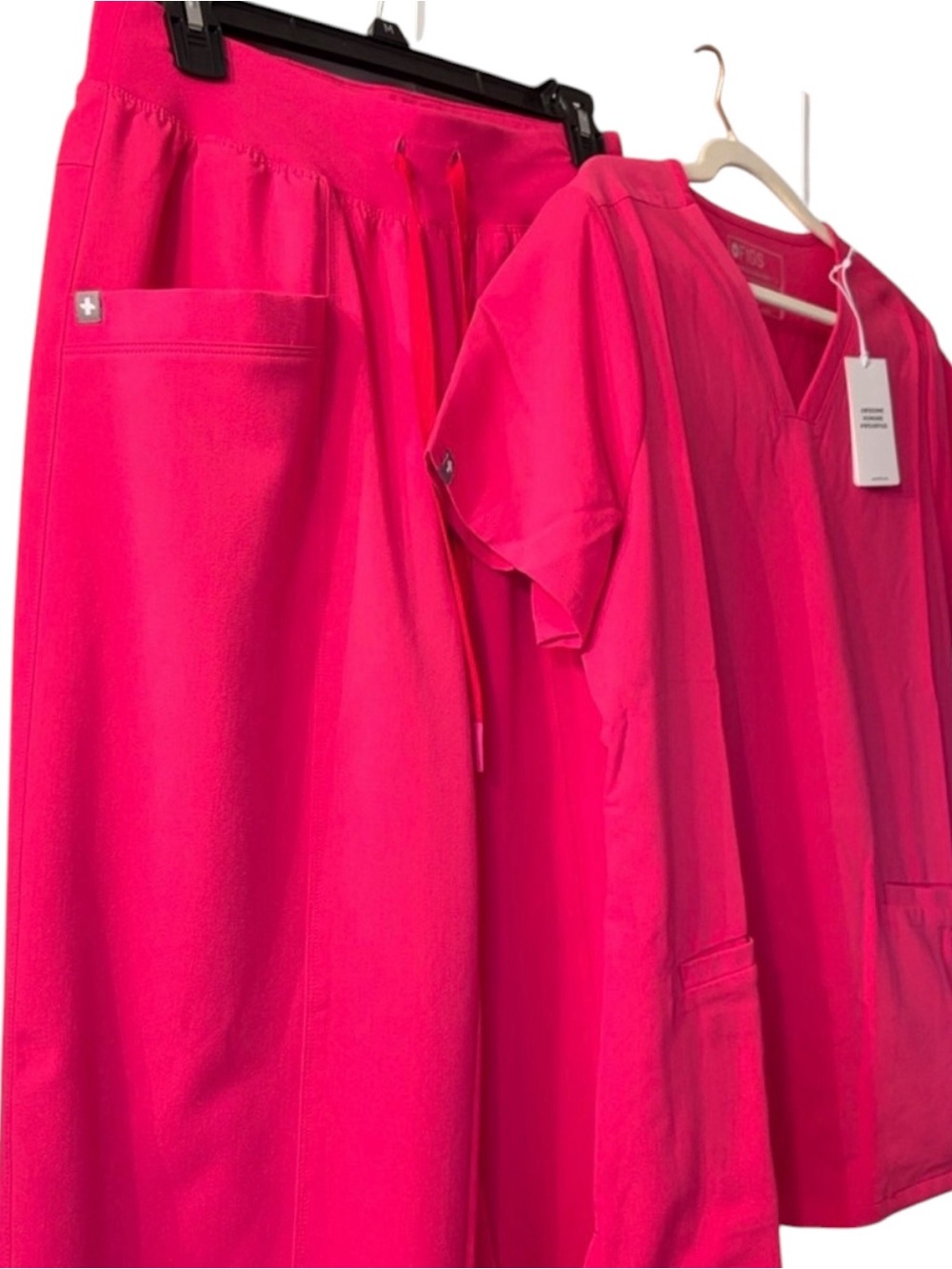 💕 Figs SET Shocking Pink 💕 - Picture 2 of 12
